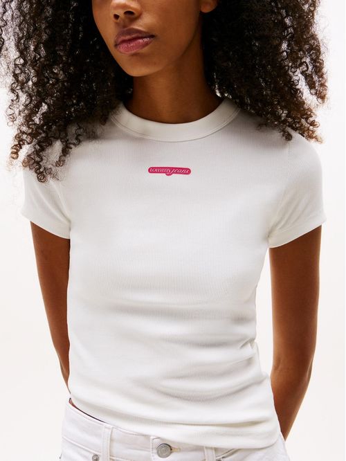 CAMISETA TJW SLIM SCRIPT LABEL SS TEE E