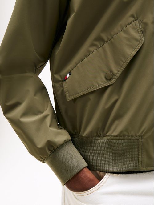 Chaqueta bomber amplia y repelente al agua